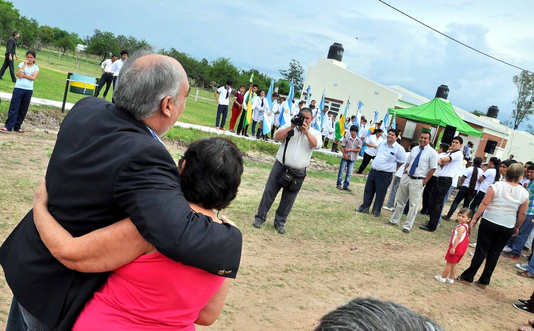 Colombi_en_mariano_i._loza_-_entrega_de_viviendas_(2)