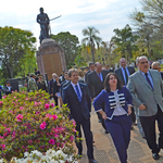 Depositan_ofrendas_florales_al_pie_del_monumento_-_003